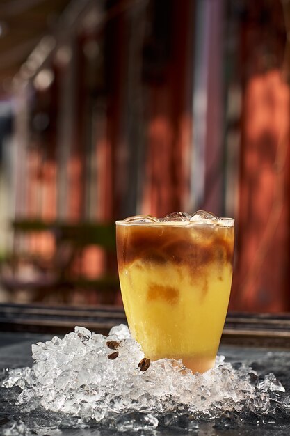 Cóctel de naranja y café con espacio para su texto.