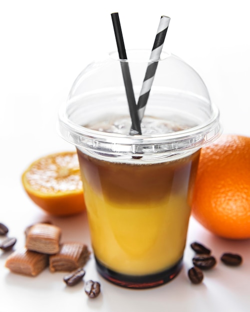 Cóctel de naranja y café sobre un fondo blanco.