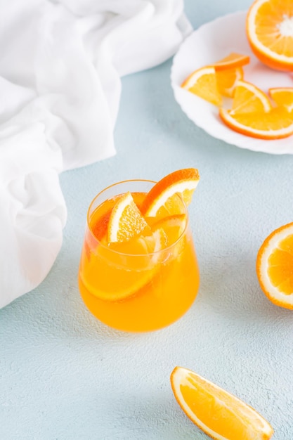 Cóctel de naranja carbonatada con seltzer duro con hielo en vaso sobre la mesa Bebida casera Vista vertical