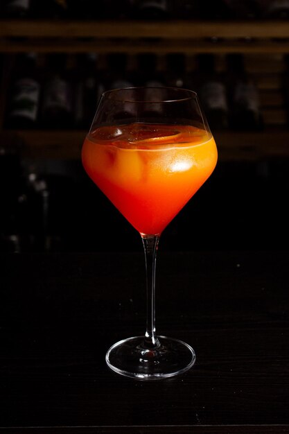 Coctel de naranja en un vaso alto