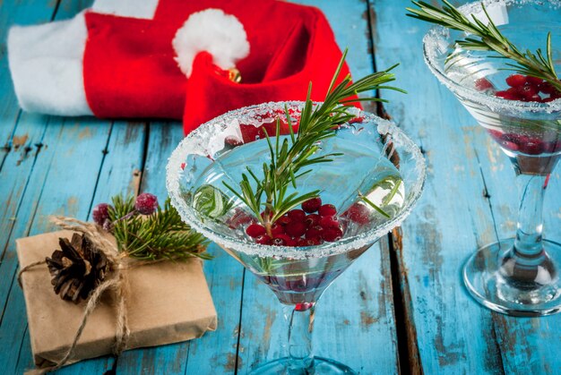 Cóctel navideño con arándanos y romero