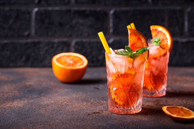 Cóctel Negroni con naranja y hielo.