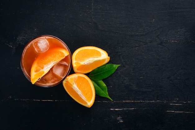 Cóctel Negroni Naranja y whisky Sobre un fondo negro de madera Vista superior Espacio de copia