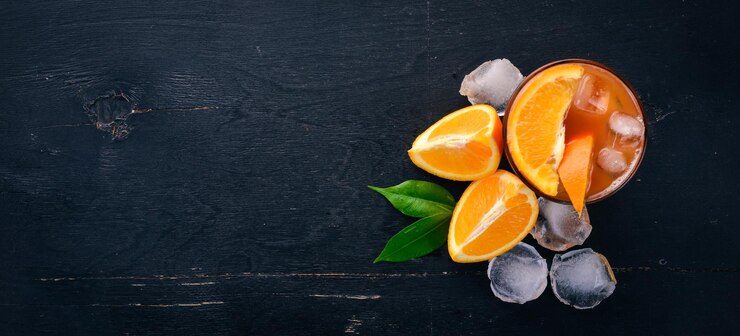 Cóctel Negroni Naranja y whisky Sobre un fondo negro de madera Vista superior Espacio de copia