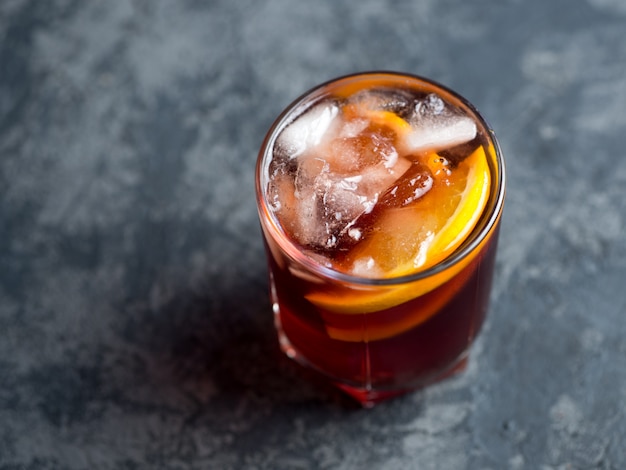 Cóctel Negroni con Naranja