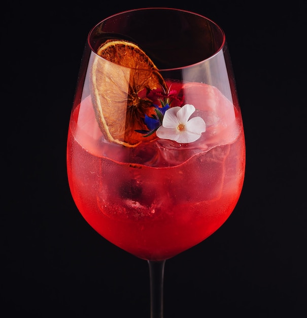 Cóctel Negroni con piel de naranja y hielo