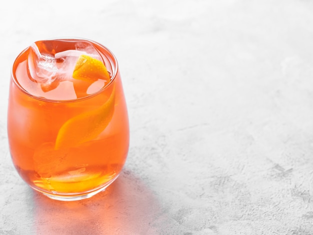 Cóctel Negroni sobre un fondo claro. Copie el espacio.