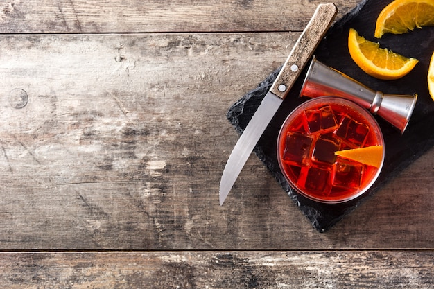 Cóctel Negroni con un trozo de naranja en un vaso