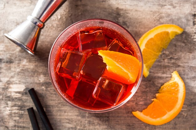 Cóctel Negroni con un trozo de naranja en un vaso