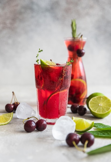 Cóctel o limonada con cerezas y fondo de piedra gris lima Mocktail Bebida fría de verano