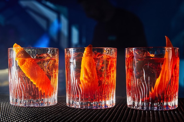 Cóctel Old Fashioned de whisky y sabor agridulce de piel de naranja