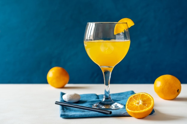 Cóctel de pájaro amarillo con hielo de ron, naranja y jugo de lima