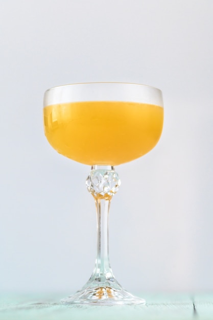 Cóctel paraíso elaborado con ginebra, brandy de albaricoque y jugo de naranja