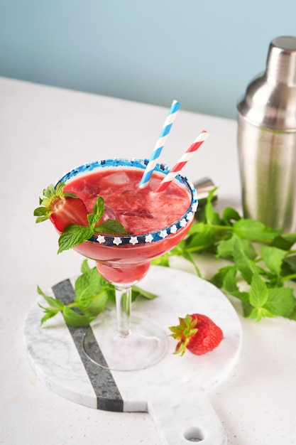 Foto cóctel patriótico 4 de julio cóctel de margarita de vidrio con menta de fresa y bebidas heladas para la celebración del día de la independencia de los estados unidos