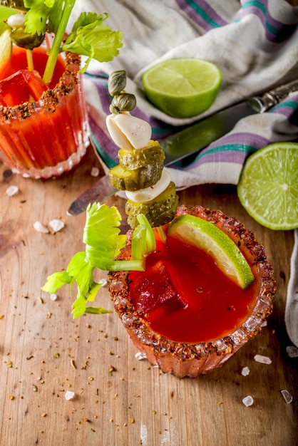 Foto cóctel picante de bloody mary con guarnición