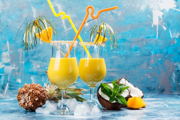 Cóctel de piña colada e ingredientes.