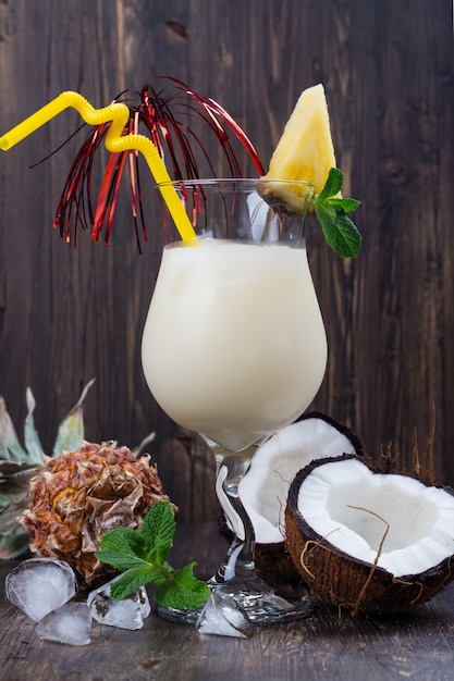 Cóctel de piña colada e ingredientes.