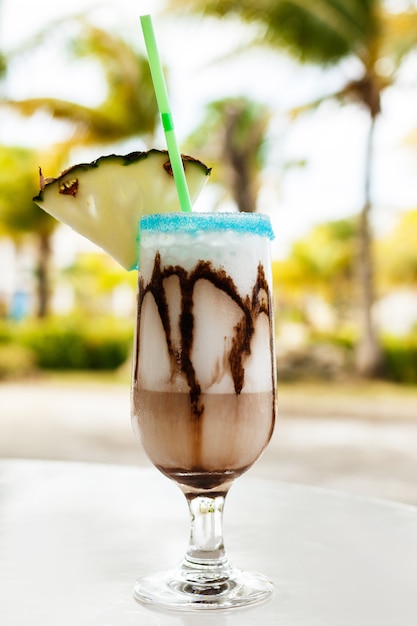 Cóctel de piña colada con jarabe de chocolate