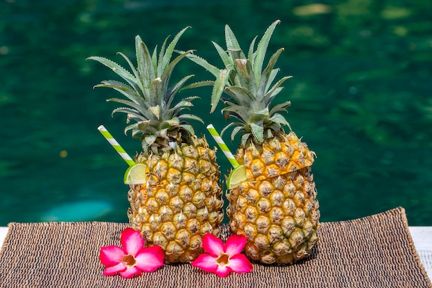 Cóctel de piña colada en piñas frescas cerca de la piscina cerca de la isla Bali Indonesia