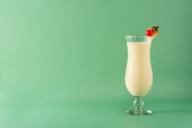 Cóctel de piña colada en vaso