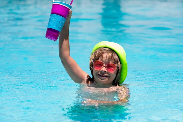 Cóctel en la piscina el niño descansa en la piscina con una bebida de frutas vacaciones de verano