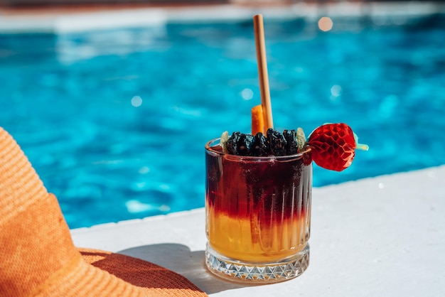 Cóctel en la piscina. Refresco de bebida alcohólica en la piscina