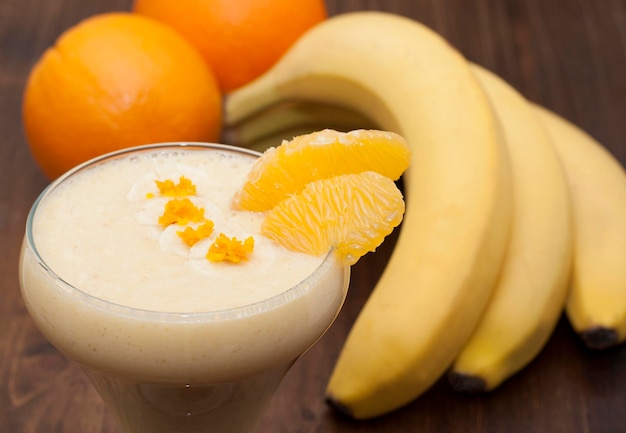 Cóctel de plátano con naranja y yogur