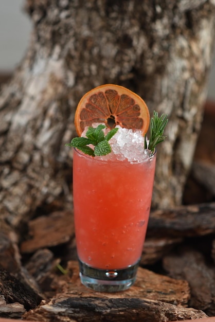 Cóctel de pomelo bourbon julepe, pomelo picante