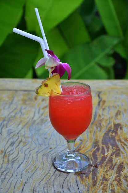 Cóctel de ponche de fresa en un vaso de vidrio que se sirve a los viajeros invitados que comen una bebida en la tienda del restaurante en el hotel resort en la bahía de Ao Nang Railay en Krabi Tailandia