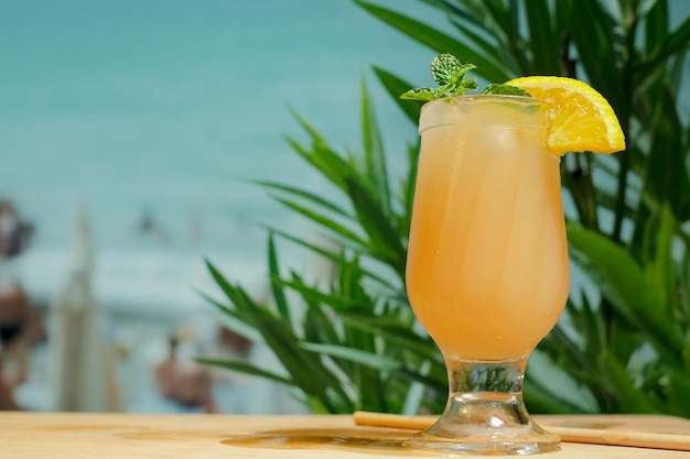 Cóctel de ponche de naranja en el bar de la playa de verano