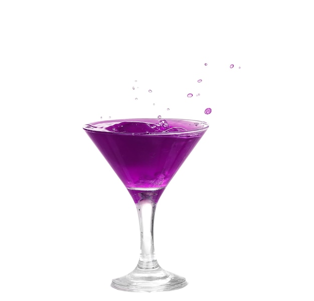 Foto cóctel púrpura con splash aislado sobre fondo blanco.