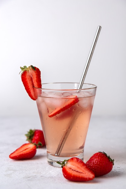 Foto cóctel refrescante con fresas y cubitos de hielo.