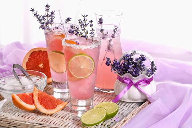 Cóctel refrescante lavanda paloma