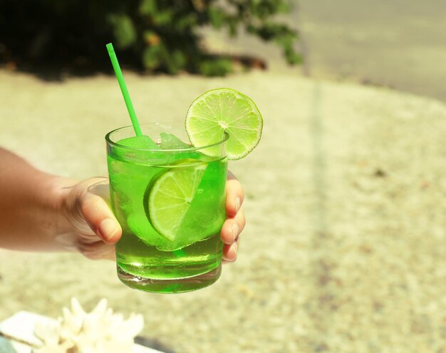 Foto un cóctel refrescante en la mano