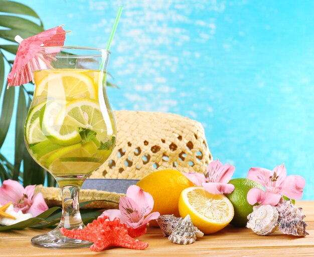 Cóctel refrescante en la mesa de la playa