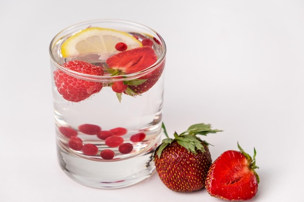 Cóctel refrescante de verano con fresas