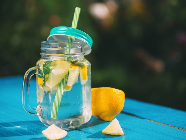 Cóctel refrescante de verano con limón y menta con espacio de copia