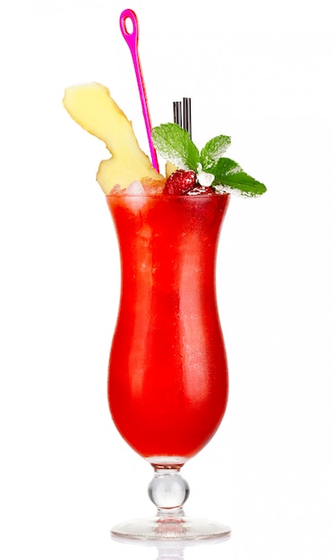 Coctel rojo del alcohol con las frambuesas, el jengibre y la menta fresca aislados