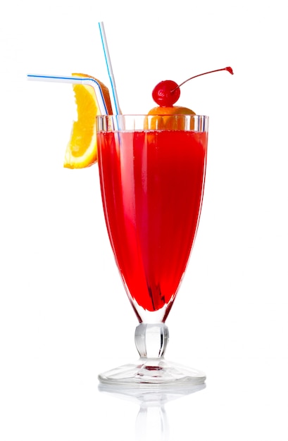 Coctel rojo del alcohol con la rebanada y el paraguas anaranjados aislados