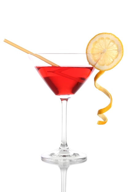 Cóctel rojo en copa de martini aislado en blanco