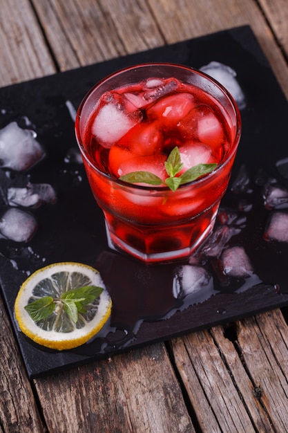 Cóctel rojo con menta y hielo