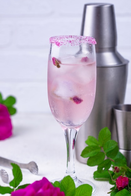 Cóctel rosa con champagne y sirope de rosas