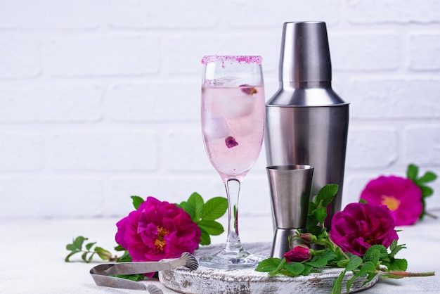 Cóctel rosa con champagne y sirope de rosas