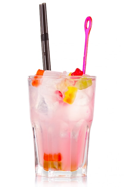 Coctel rosado del alcohol con los caramelos gomosos del oso aislados en blanco