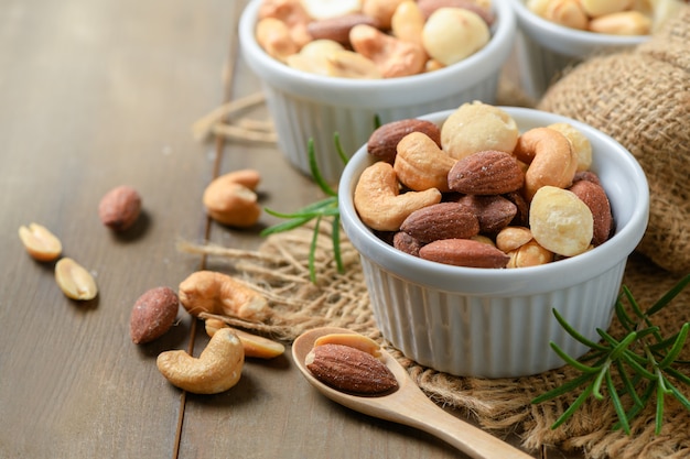 Cóctel salado nueces sobre fondo de madera