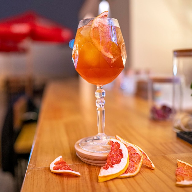 cóctel sbagliato en vaso de vidrio con rodajas de naranja