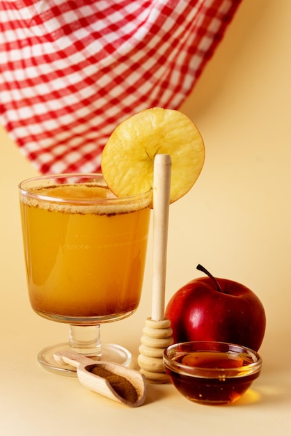 Cóctel de sidra de manzana dura con canela molida y miel Sabrosa bebida de otoño Vertical
