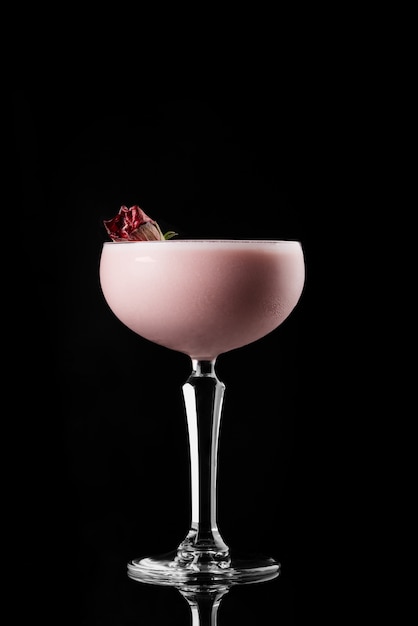 Foto cóctel sobre fondo negro menú diseño restaurante bar vodka wiskey tónico leche strawberr