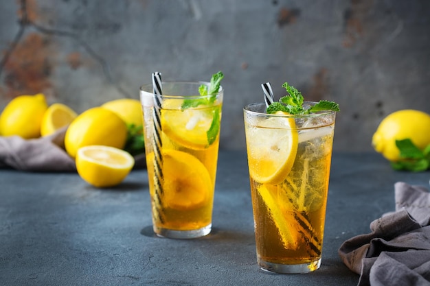 Cóctel de té helado de menta y limón bebida refrescante para los días de verano