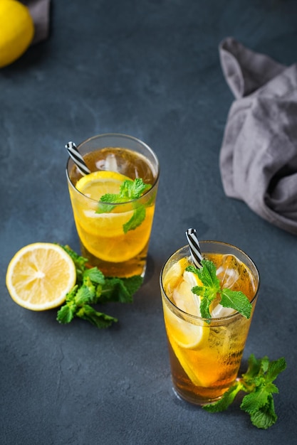 Cóctel de té helado de menta y limón bebida refrescante para los días de verano